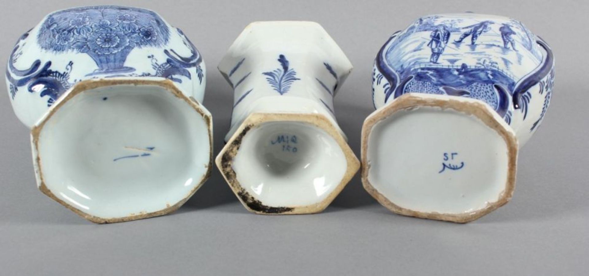KONVOLUT FAYENCEN, 3tlg., glasiert, blau dekoriert, zwei Deckelvasen und eine Vase, ein - Bild 3 aus 3