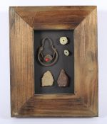 KONVOLUT AUSGRABUNGEN, bronzezeitliche Gegenstände: Spinnwirtel (aus Stein), Ohrring, zwei