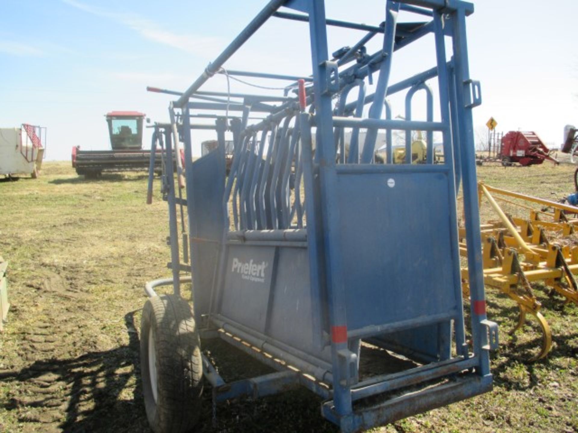 PrieFert portable squeeze chute, head gate - Image 2 of 3