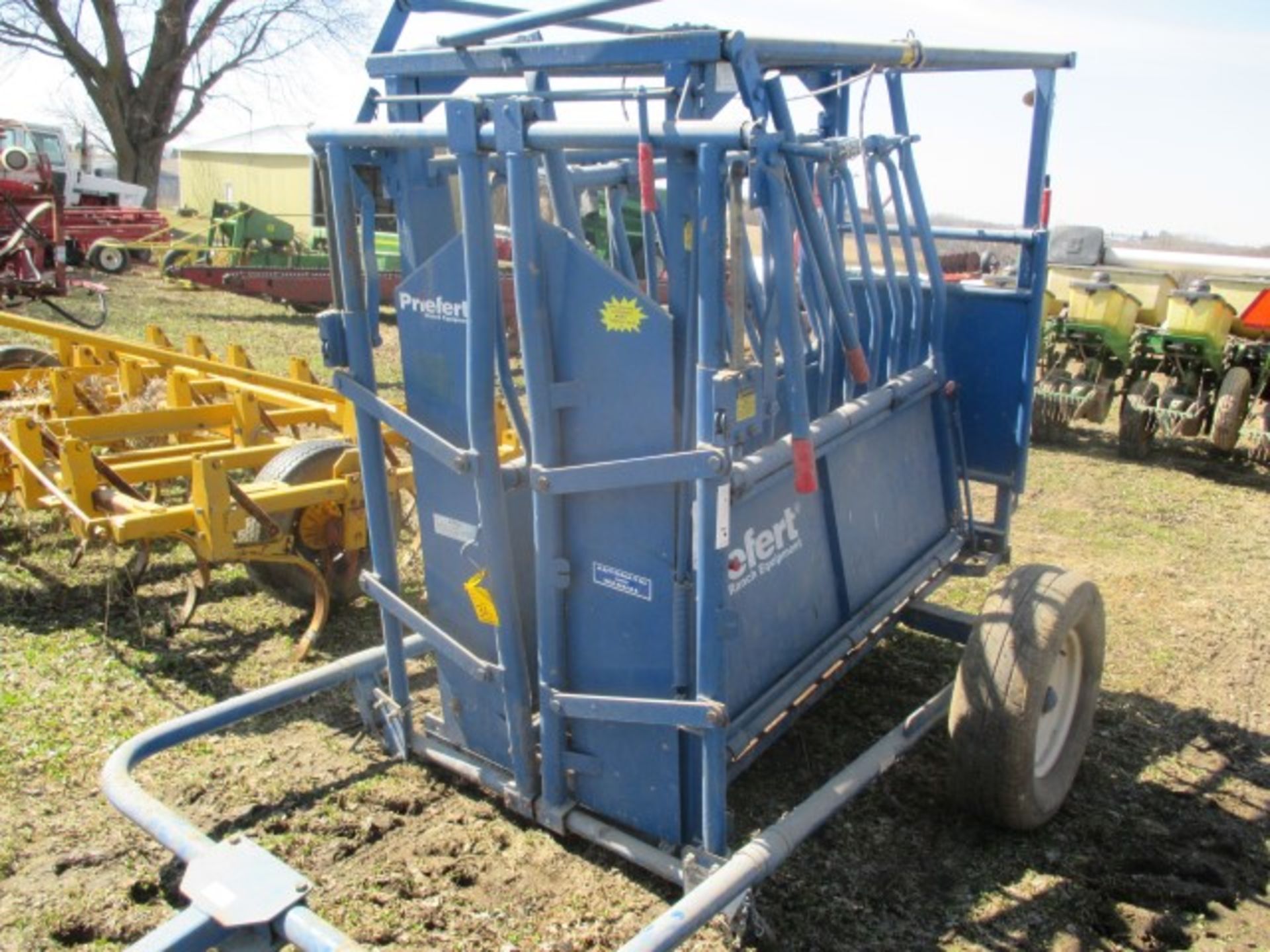 PrieFert portable squeeze chute, head gate