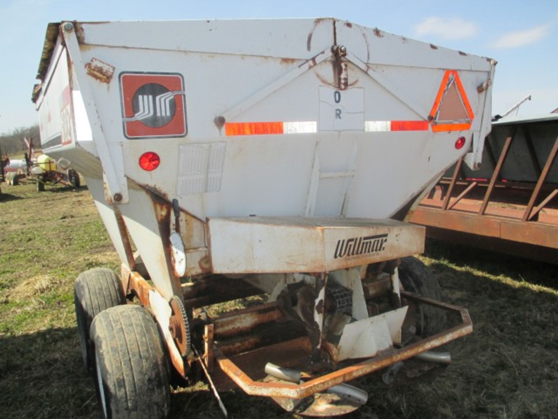 Tandem axle pto drive fertilizer spreader - Image 3 of 3