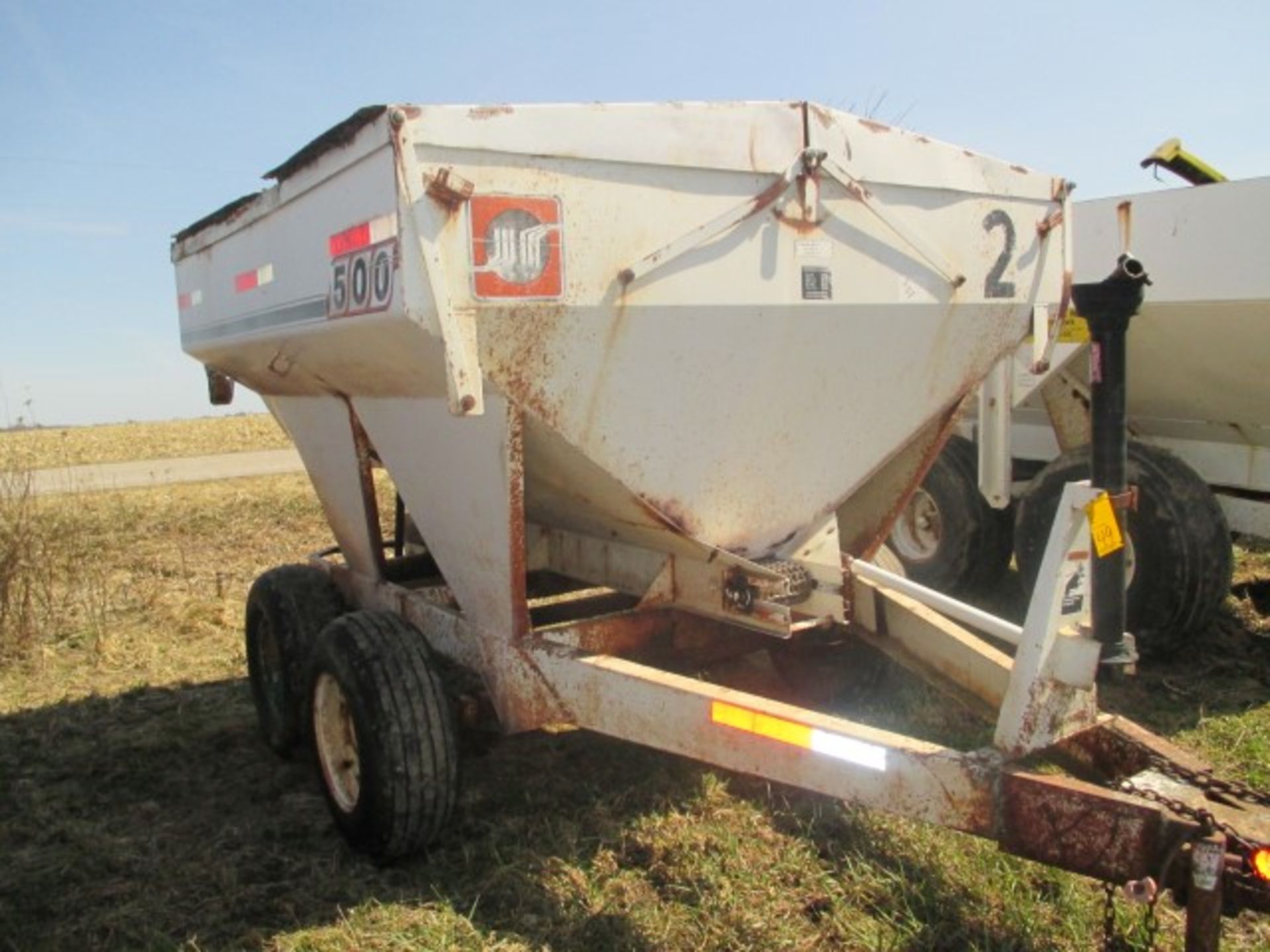 Tandem axle pto drive fertilizer spreader - Image 2 of 3