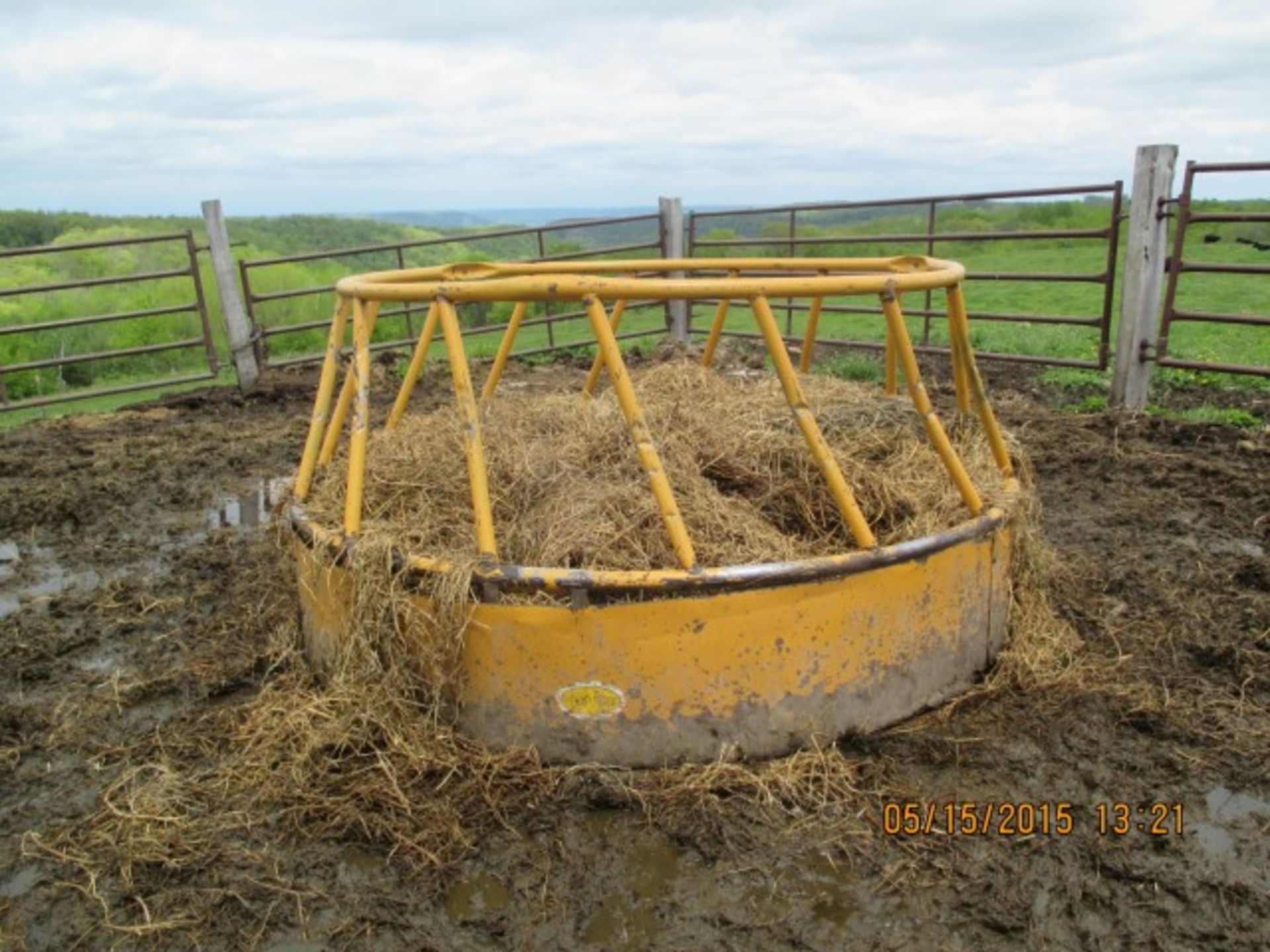 Metal hay feeder