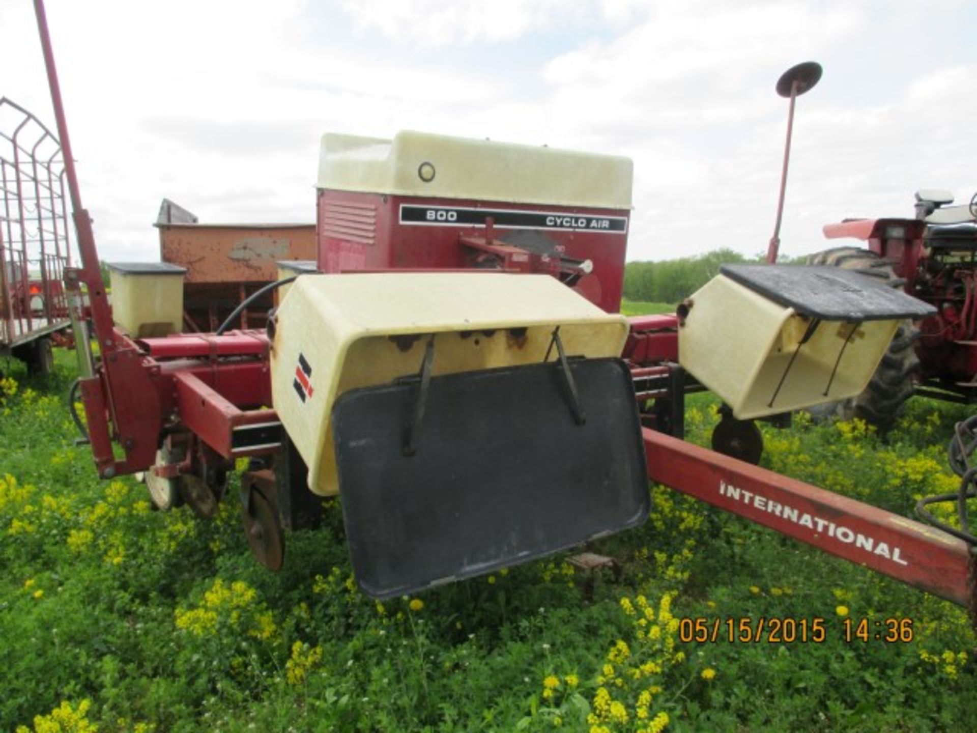 IH 800 4-row planter