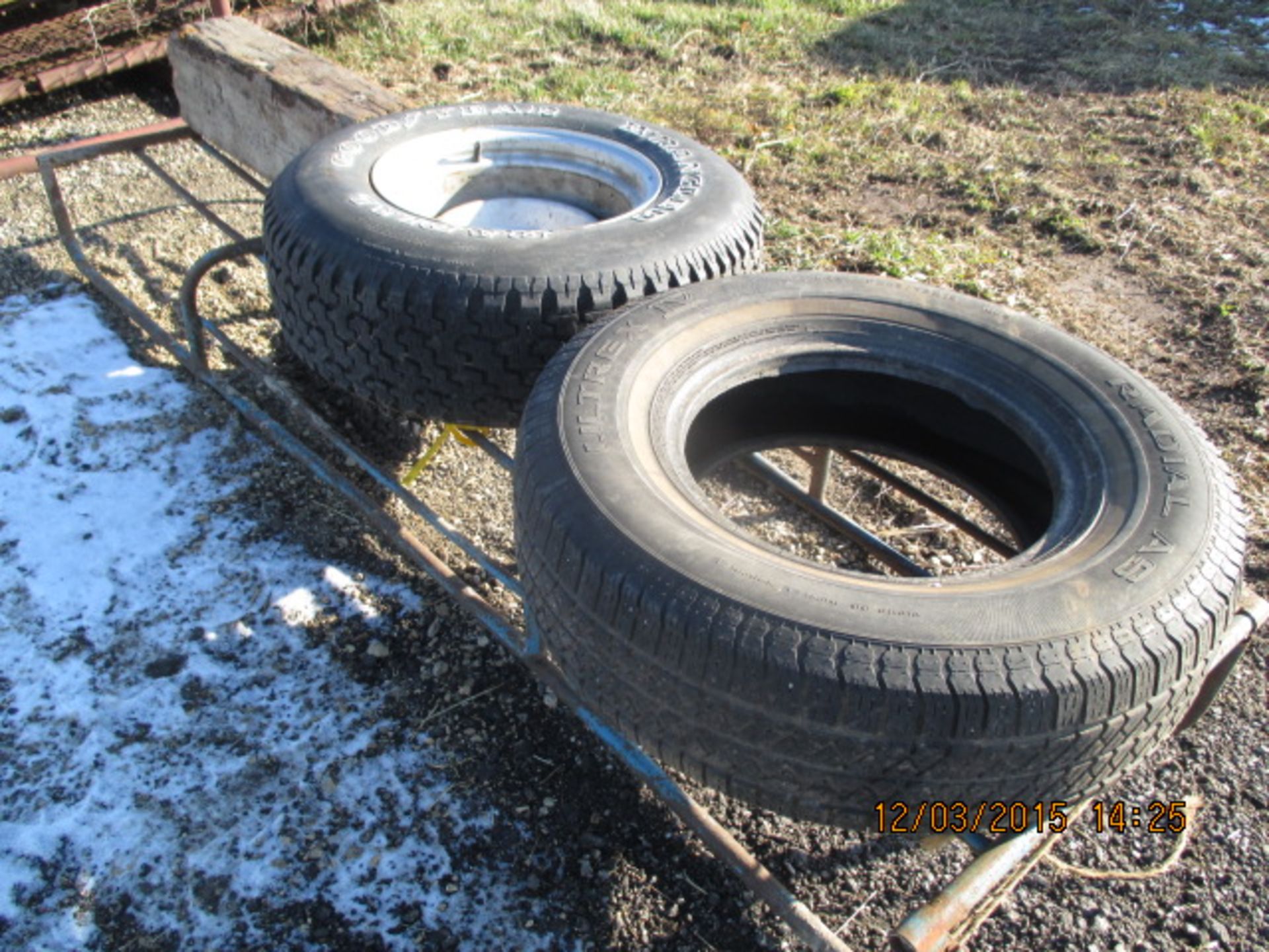 (2) 15" tires, metal stand