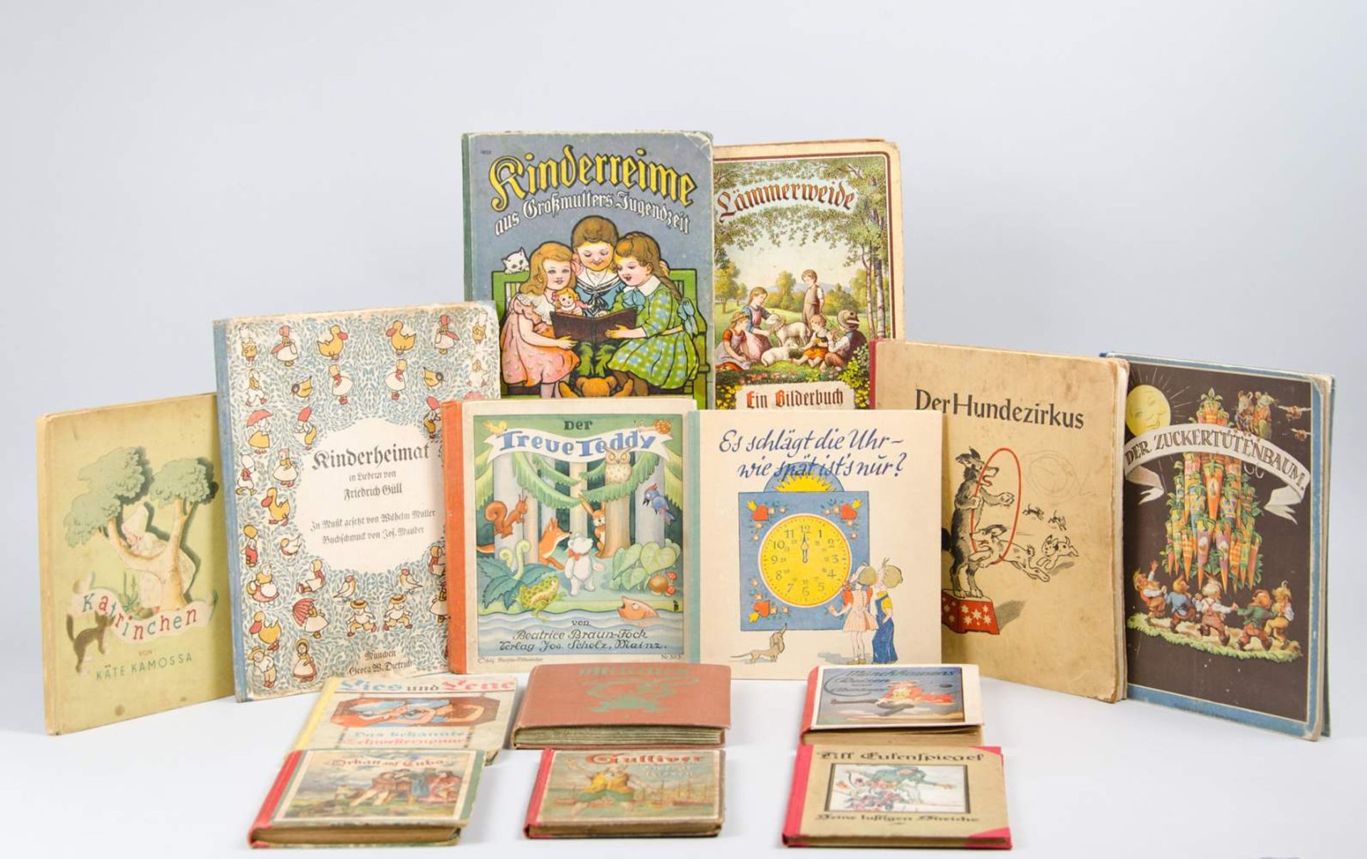 Konvolut -
22 Kinderbücher. Ca. 1870-1950.
Verschied. Formate.

Tls. lädierte Orig.-Einbände. (