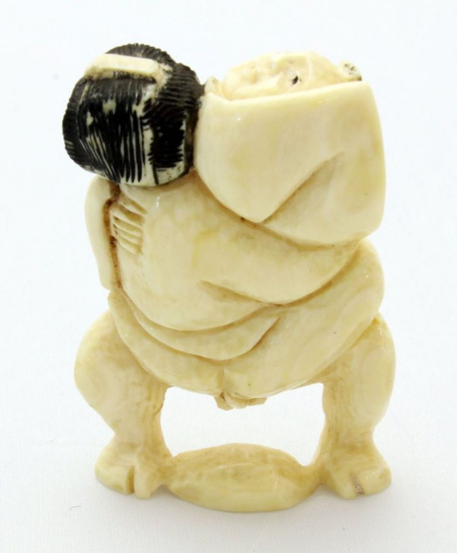 Netsuke 7 Stk. - Japan 19. Jh.  u.a. Elfenbeinfigur eines Mannes, am Boden sitzend mit Teekanne - Bild 7 aus 17