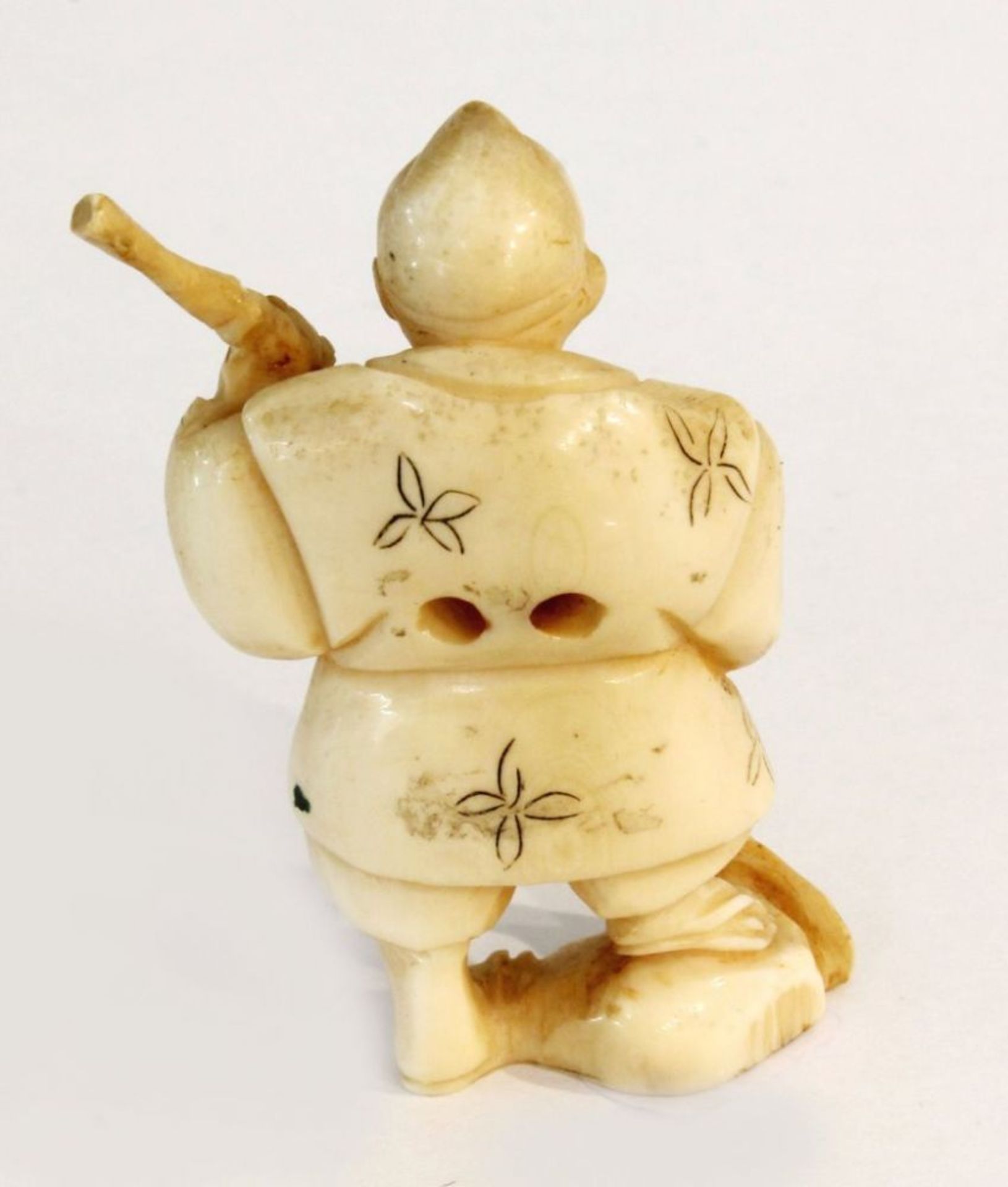 Netsuke 7 Stk. - Japan 19. Jh.  u.a. Elfenbeinfigur eines Mannes, am Boden sitzend mit Teekanne - Bild 15 aus 17