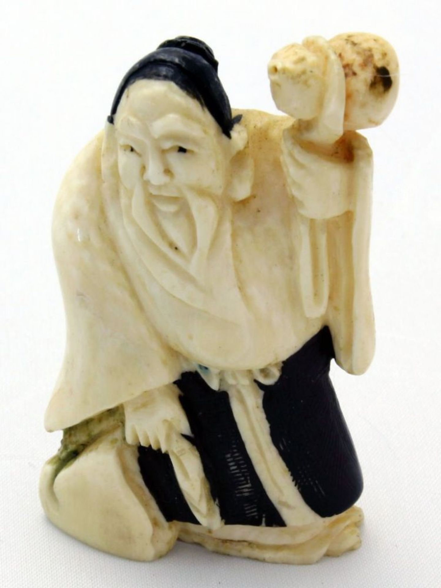 Netsuke 7 Stk. - Japan 19. Jh.  u.a. Elfenbeinfigur eines Mannes, am Boden sitzend mit Teekanne - Bild 9 aus 17