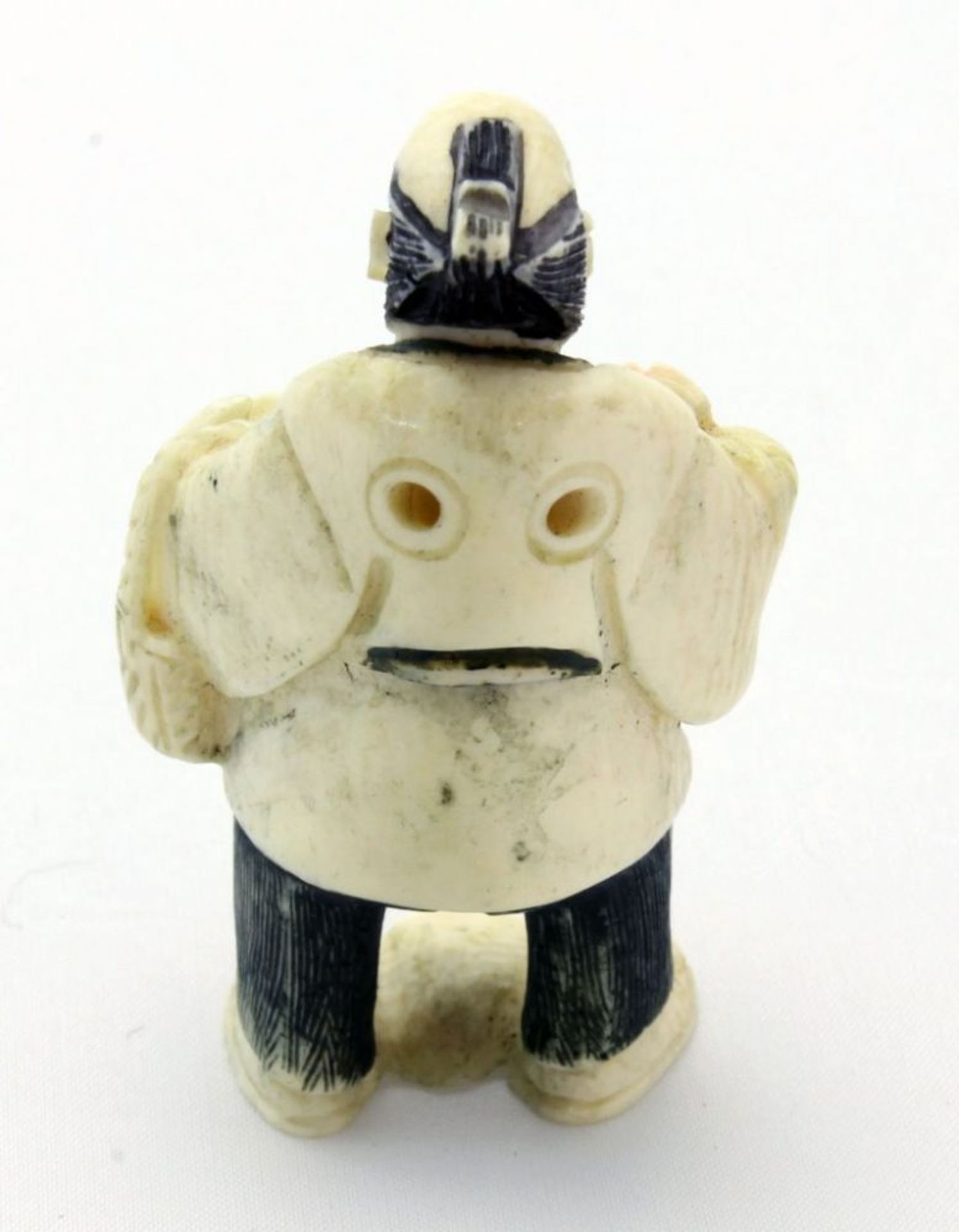 Netsuke 7 Stk. - Japan 19. Jh.  u.a. Elfenbeinfigur eines Mannes, am Boden sitzend mit Teekanne - Bild 13 aus 17