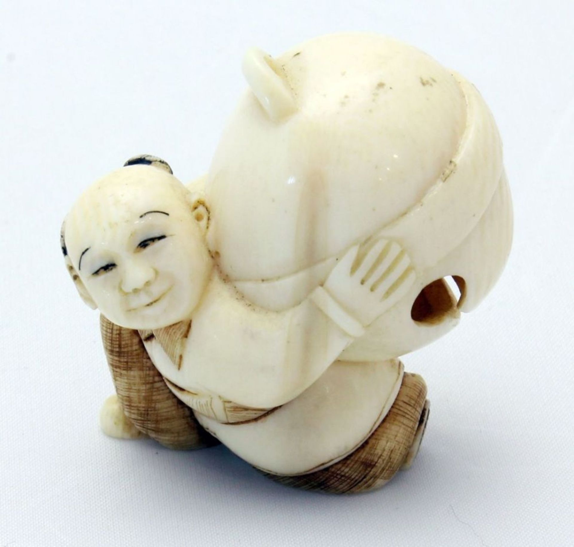 Netsuke 7 Stk. - Japan 19. Jh.  u.a. Elfenbeinfigur eines Mannes, am Boden sitzend mit Teekanne - Bild 4 aus 17