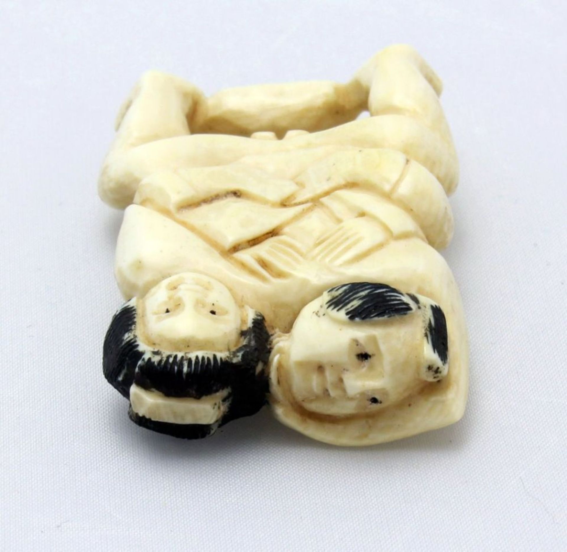 Netsuke 7 Stk. - Japan 19. Jh.  u.a. Elfenbeinfigur eines Mannes, am Boden sitzend mit Teekanne - Bild 8 aus 17