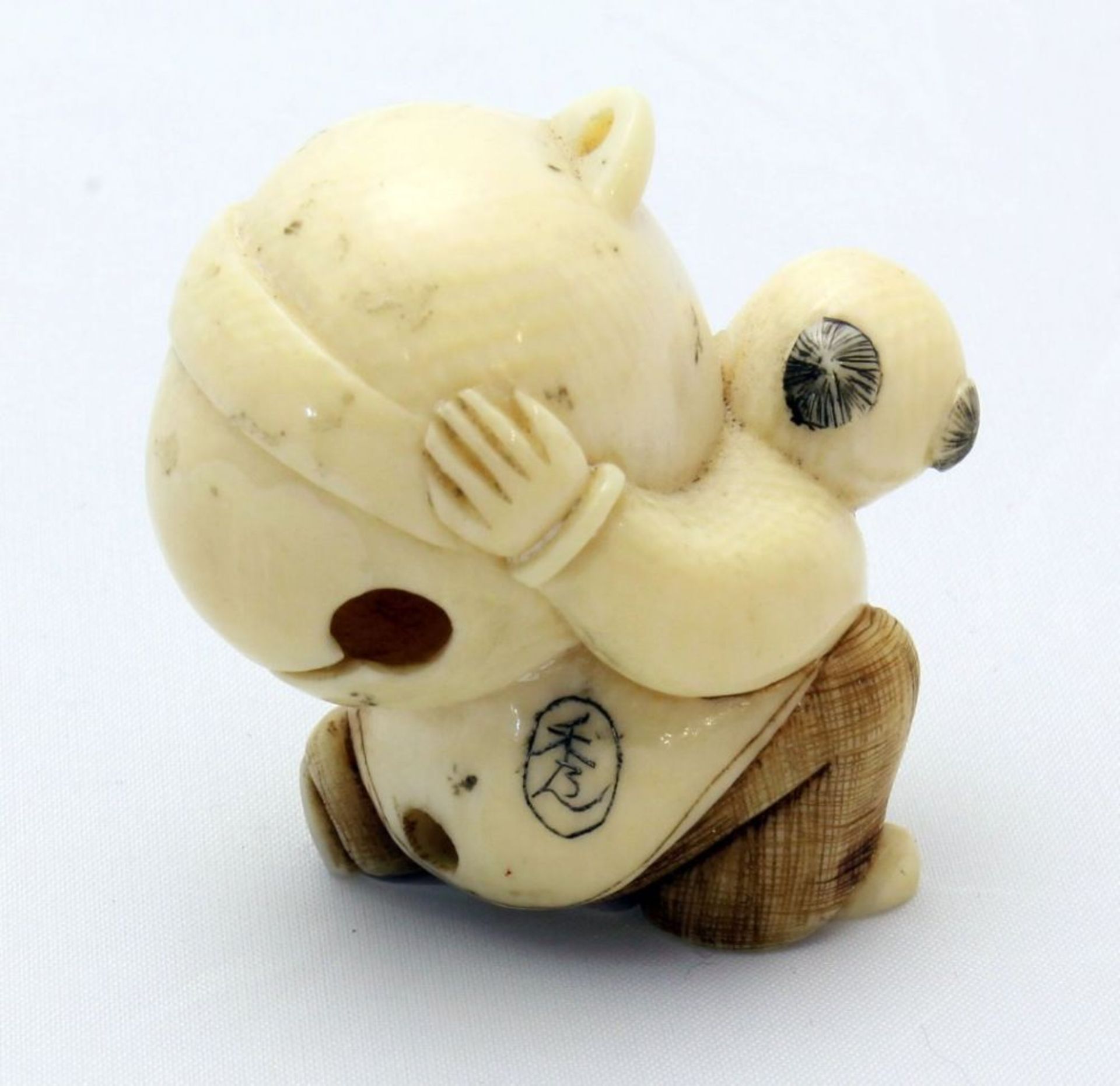 Netsuke 7 Stk. - Japan 19. Jh.  u.a. Elfenbeinfigur eines Mannes, am Boden sitzend mit Teekanne - Bild 5 aus 17