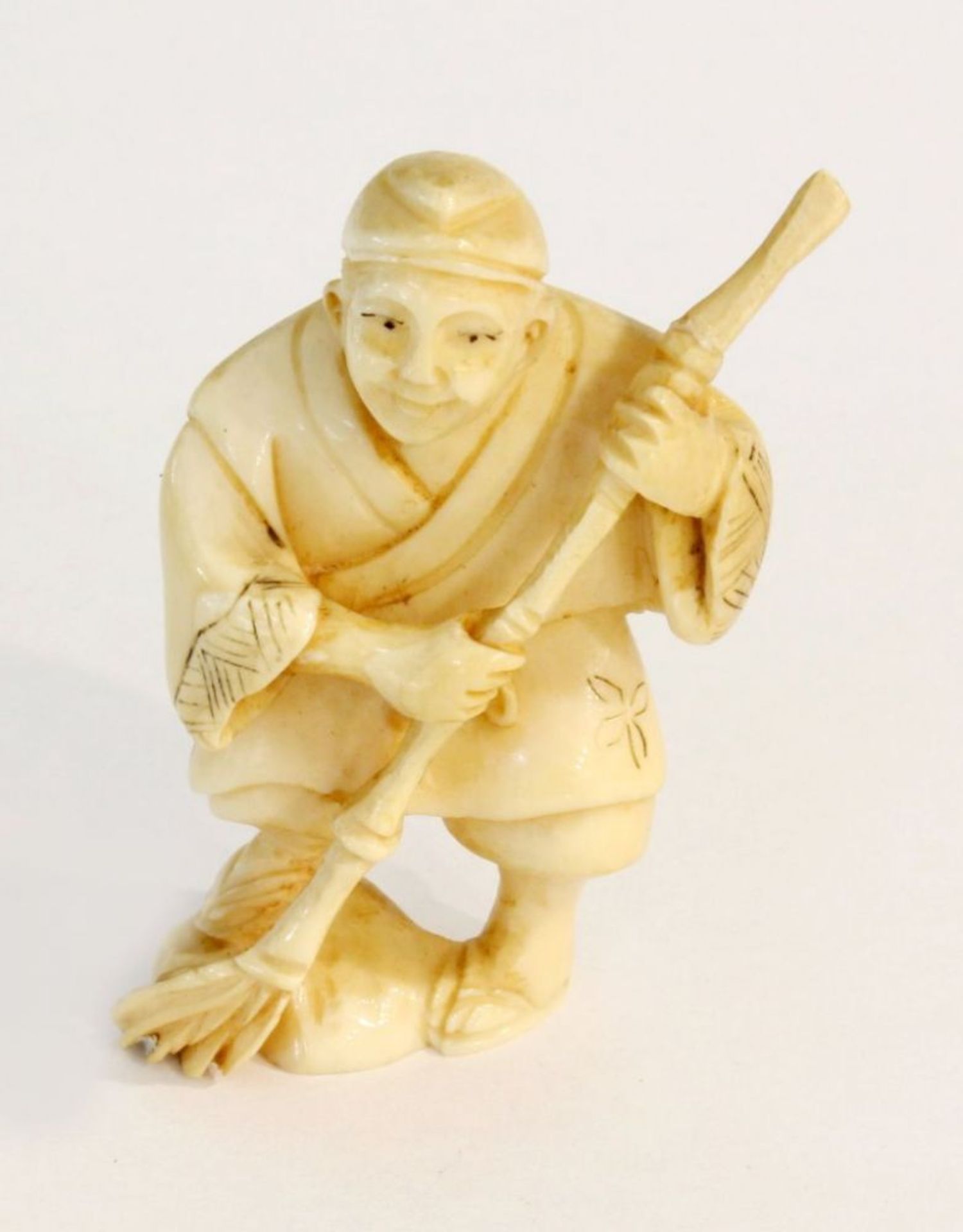 Netsuke 7 Stk. - Japan 19. Jh.  u.a. Elfenbeinfigur eines Mannes, am Boden sitzend mit Teekanne - Bild 16 aus 17