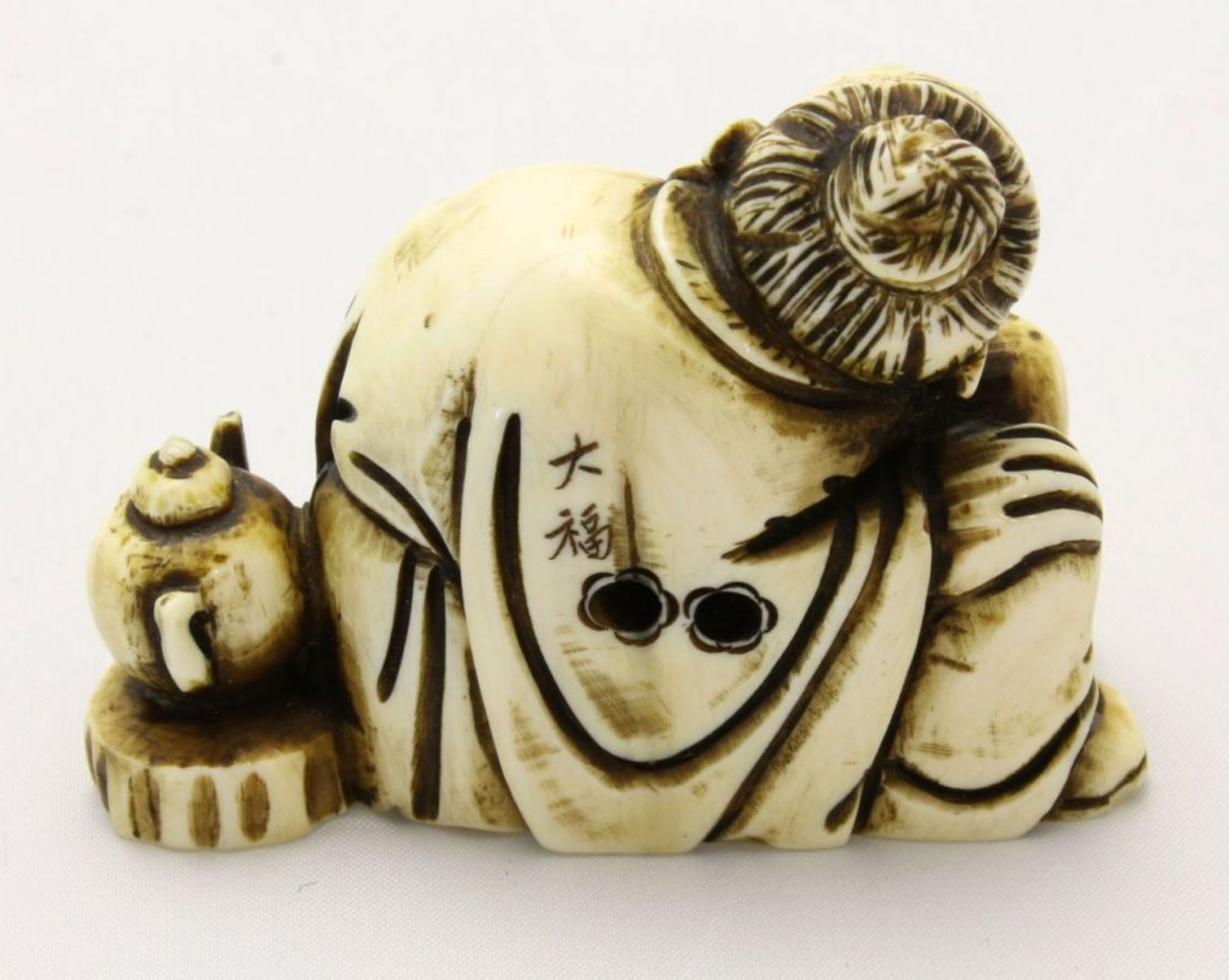 Netsuke 7 Stk. - Japan 19. Jh.  u.a. Elfenbeinfigur eines Mannes, am Boden sitzend mit Teekanne - Bild 3 aus 17