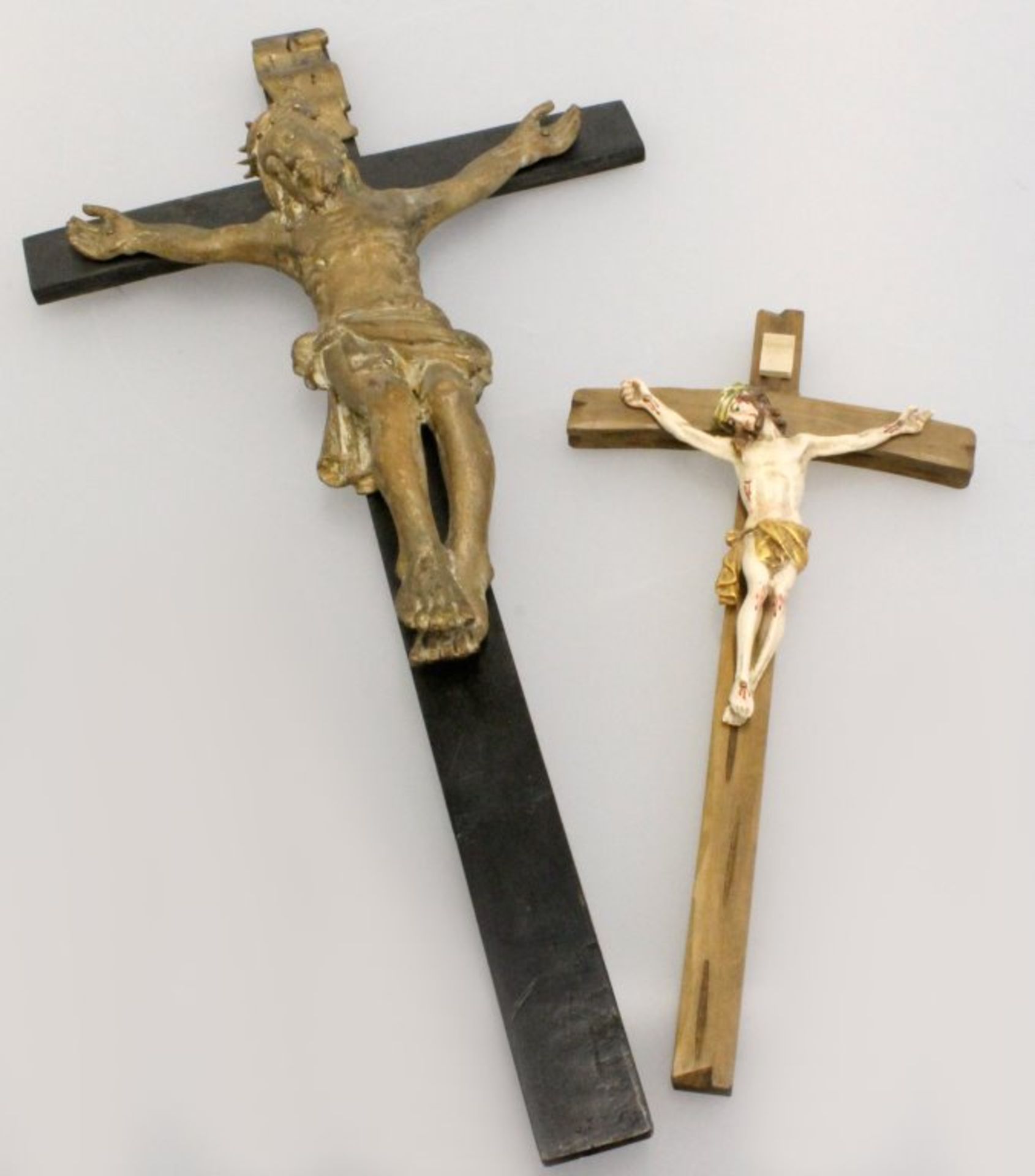 2 Corpus ChristiBeide Kruzifixe gefasst und vollplastisch geschnitzt. Dreinageltypus,