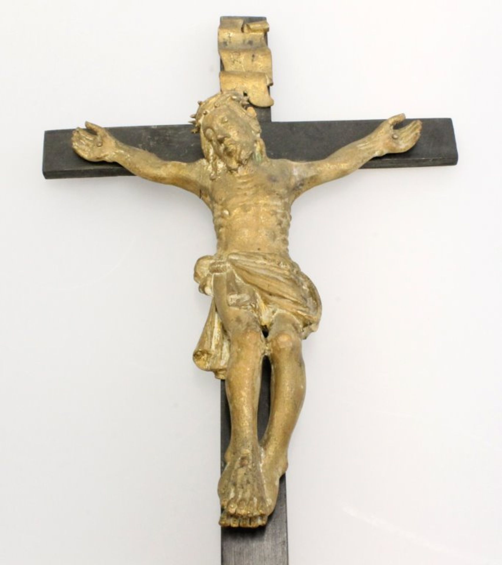 2 Corpus ChristiBeide Kruzifixe gefasst und vollplastisch geschnitzt. Dreinageltypus, - Bild 3 aus 3