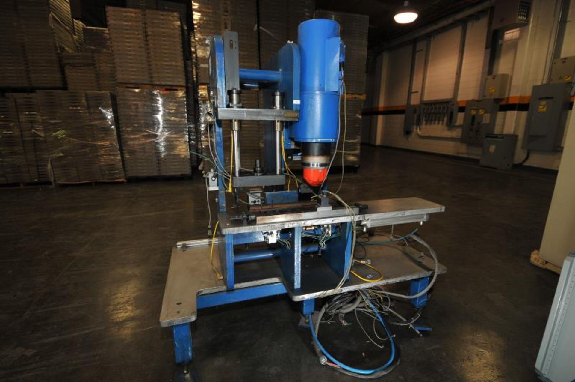 workstation for Industrial Riveter, brand: inovative automation, condition: spare parts. Location: - Image 3 of 11