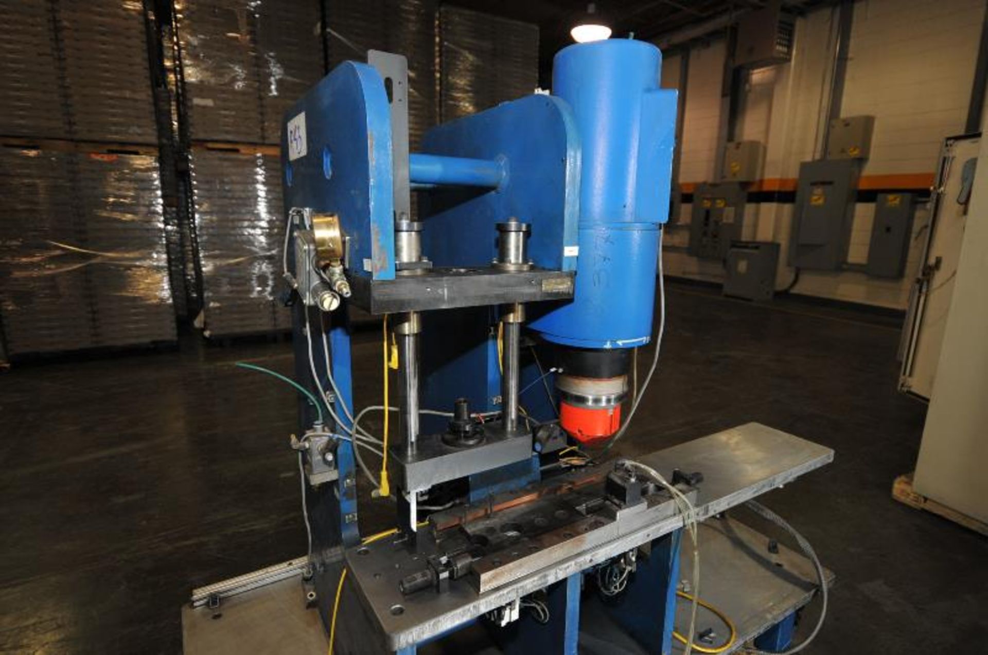 workstation for Industrial Riveter, brand: inovative automation, condition: spare parts. Location: - Image 7 of 11