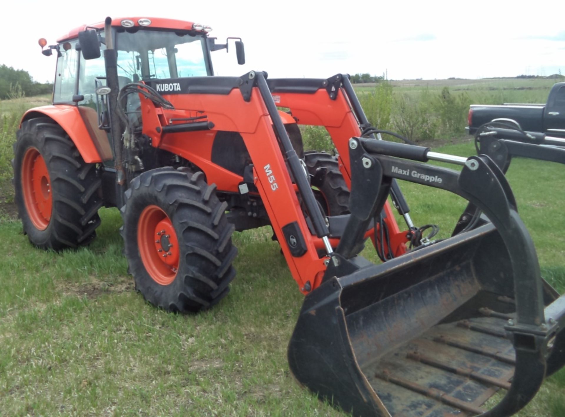 M135X Kubota MFWD Diesel Tractor, M55 Loader & Grapple, New Radial tires, 3 pth, shows 2290 hrs, - Image 2 of 4
