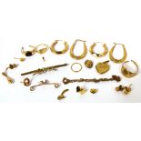 A quantity of 9ct gold jewellery to include 2 pairs of hoop earrings, a locket (af),