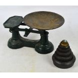 A set of painted cast iron kitchen scales with circular pan, and a set of nesting flat weights.