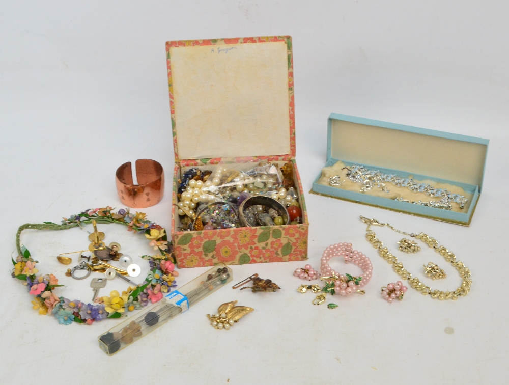 A small weight of costume jewellery including various necklaces, brooches and pendants,