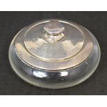 A George V hallmarked silver topped and clear glass trinket box, London 1923, diameter 8.25cm.