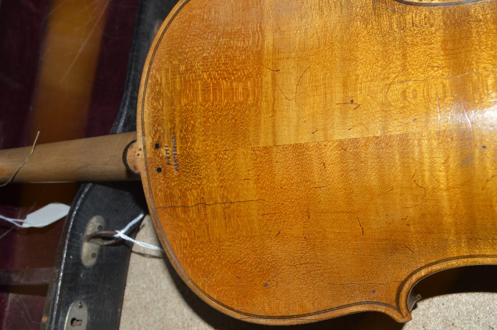 A full sized German violin with two-piece back, length 35. - Image 5 of 8
