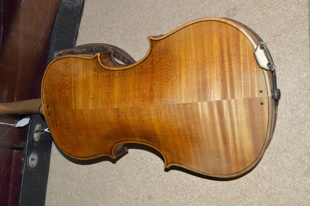 A full sized German violin with two-piece back, length 35. - Image 4 of 8