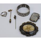 A small collection of jewellery comprising a yellow metal mourning brooch set with an oval aperture