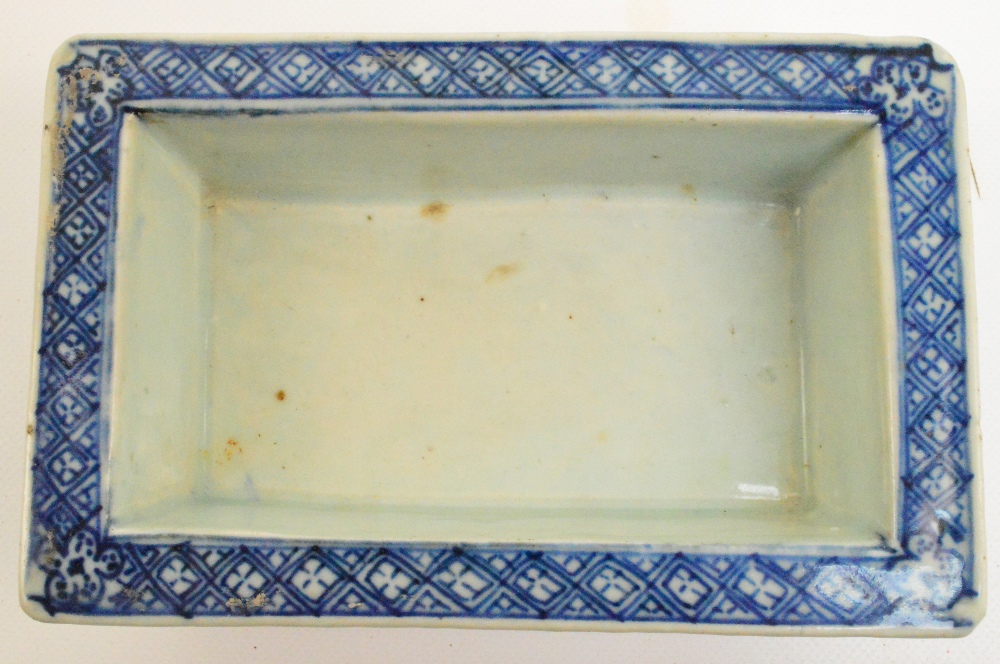 A 19th century Chinese blue and white porcelain double walled rectangular dish with pierced outer - Image 4 of 5