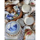 A quantity of ceramics to include Royal Albert 'Old Country Roses' pattern tea and dinner ware,