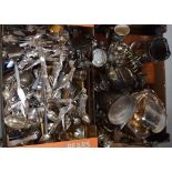 A quantity of silver plated items and flatware to include a toast rack,