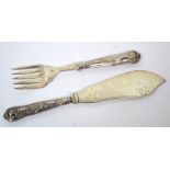 A pair of George V hallmarked silver handled fish servers, Sheffield 1934 (2).