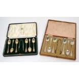 A cased set of George V hallmarked silver teaspoons and sugar tongs, London 1922,