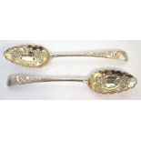 A cased set of George III hallmarked silver berry spoons, London 1799, approx 3.5ozt.