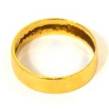 A ladies' 18ct gold wedding band, size H, approx 2.1g.