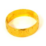 A ladies' 22ct gold wedding band with heart decoration, size O, approx 3.6g.
