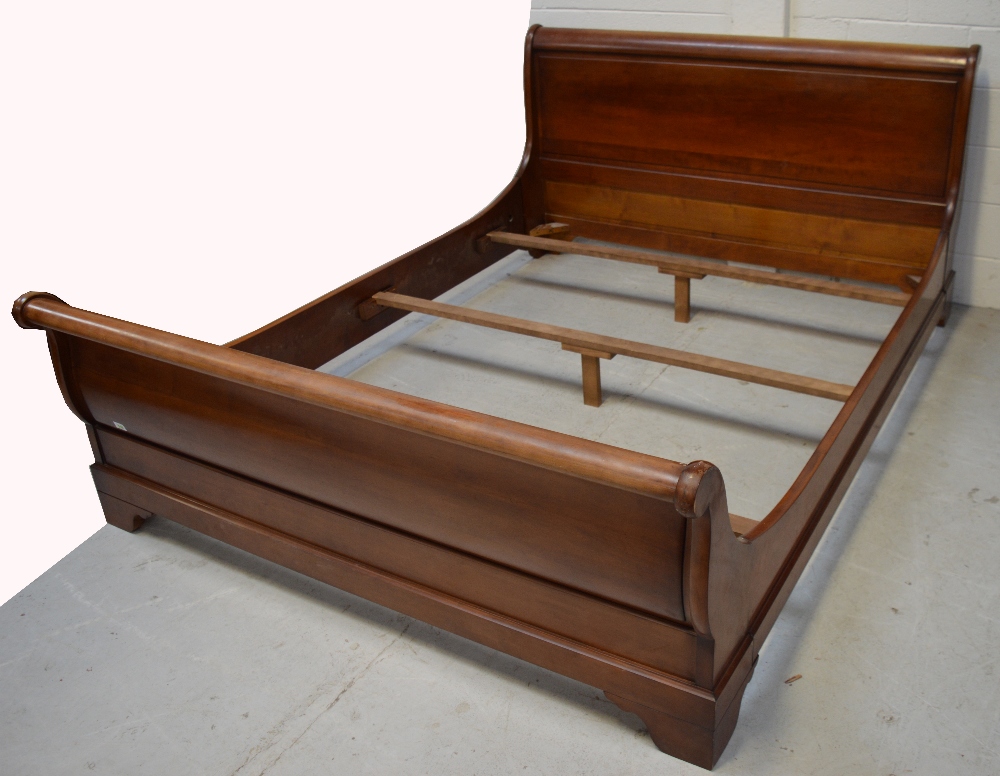 A reproduction shaped double bed, width 170cm. - Image 2 of 2