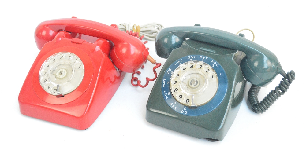 Two vintage resin telephones with spin dials, in red and green (2).