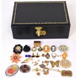 A quantity of costume jewellery,