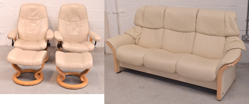 A Stressless style wooden frame cream suite comprising sofa, width 204cm,