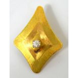 An 18ct gold abstract diamond shaped brooch with central diamond, width 4cm, approx 8.8g.
