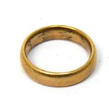 A 9ct yellow gold wedding band, size O, approx 6.5g.