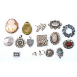 A quantity of silver brooches to include a hallmarked silver Art Nouveau example (af),