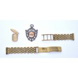 A 9ct gold gentlemen's link wristwatch strap (af) and a single 9ct gold cufflink,