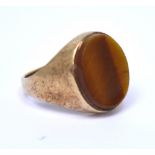A 9ct yellow gold agate set gentlemen's signet ring, size I, approx 4.1g.