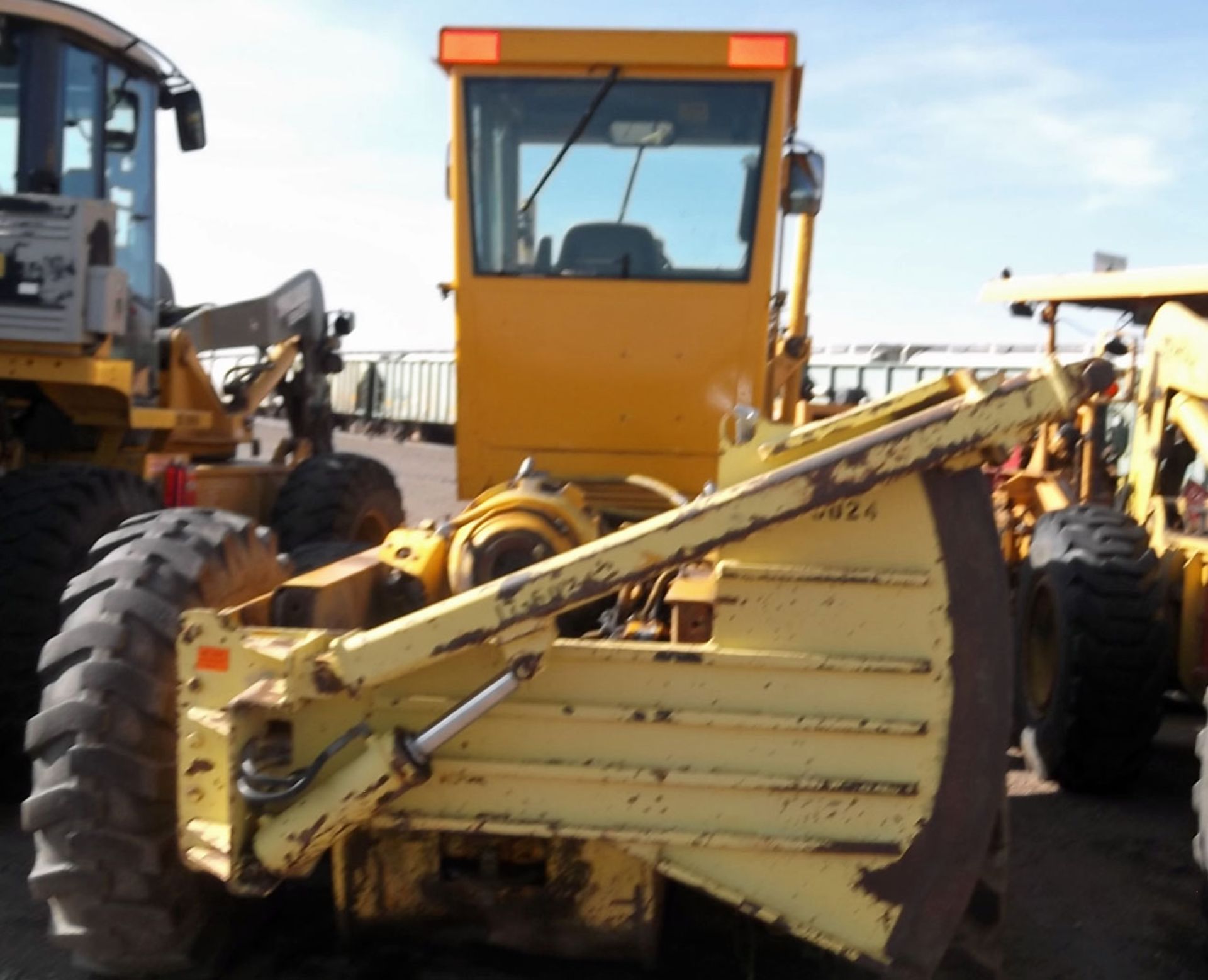 GP 176024 JOHN DEERE GRADER PATROL - Man/Ser# 525000 NO ENGINE - Image 3 of 4