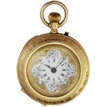 Damen-Anhängeuhr Um 1890. Gehäuse und Staubdeckel aus Rotgold 750. Ornamental graviert, auf dem